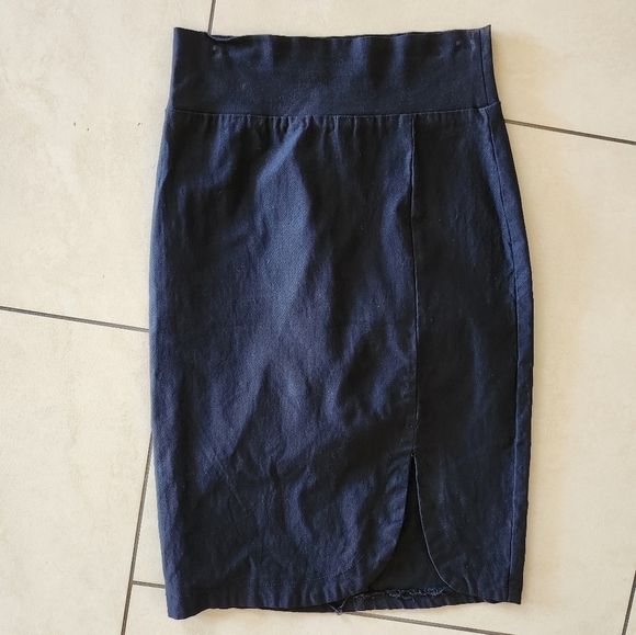 PRIVATELY Privileged Black Pencil Skirt with Small Slit. SIZE Small - Picture 1 of 3
